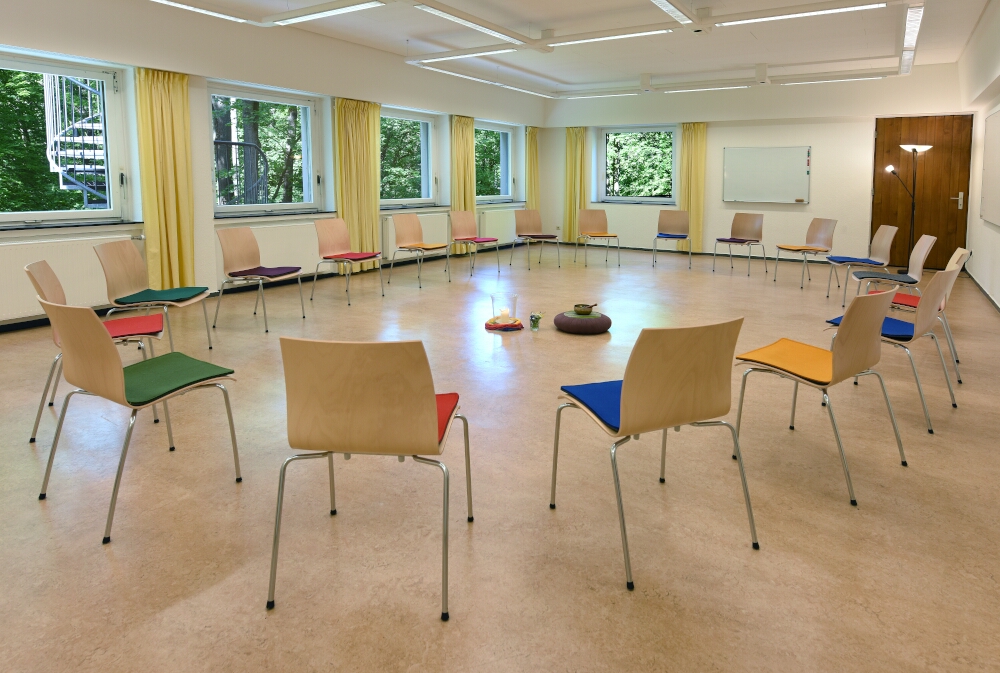 Seminarraum Larimar mit Stuhlkreis und Mitte